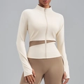 Eng anliegende Yoga-Jacke in Creme mit braunem Mesh und praktischen Daumenlöchern - S / Elfenbein
