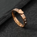 Roségoldener Edelstahlring mit Herz und funkelnden Strasssteinen auf Stein-Hintergrund - US 6 / Roségold