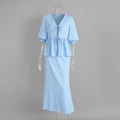 Dettaglio completo di set celeste con top a scollo a V, lacci frontali e volant - S / Blu