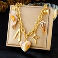 Auffälliges 18K vergoldetes Kettenarmband mit Marmor-Muschel- und Herz-Anhängern - Marmor Herz Seestern Armband Stil (N3386)