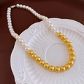 Collana vintage francese con perle sfumate bianche e dorate su piatto di ceramica - Stile di Giunzione a Due Toni da 8mm (HN6634)
