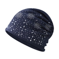 Détail du bonnet en tricot bleu marine avec des motifs de flocons de neige en strass argentés - Taille Unique/Réglable / Bleu marine avec strass flocon de neige