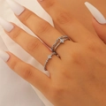 Dettaglio di anelli d'argento sovrapposti con micro-pietre e decorazioni floreali - Set fiori ondulati (10) / Argento