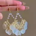 Details von böhmischen Goldohrringen mit weißen Perlen und schillernden Muschelscheiben - 20# Hakenhänger (Ohrhaken)