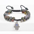 Detaillierte Makroansicht des Hamsa-Hand-Anhängers auf einem Perlenarmband aus Stein - Zweireihiger Facettierter Mischstein Stil (款式-2)