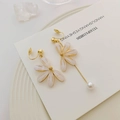 Asymmetrische lange bloemblaadjes oorbellen met witte bloemen en parels zonder gaatjes - Asymmetrische Bloem (Spiraal Clip)