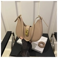 Detailansicht der beigen Mondsichel-Tasche mit goldener Schnalle und Lederriemen - Khaki