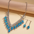 Detalle del conjunto de collar y pendientes con cristales azules en forma de gota - Juego de collar y pendientes de 2 piezas / Azul Plata