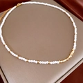Collier en perles blanches avec accents métalliques dorés sur fond beige - Blanc Plaqué Or (113# Collier)