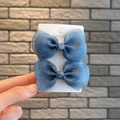Juego de dos pinzas para el pelo con lazos de malla azul claro brillante para niñas - Juego de 2 Piezas / Azul Jaspeado