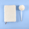 Quaderno in peluche bianca e penna con pon pon coordinata su sfondo azzurro - Bianco