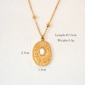 Dettaglio macro della collana vintage dorata con pietra naturale e trama martellata chic - Giada Bianca