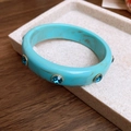 Böhmischer türkis-resinfarbener Armreif mit dunkelblauen Kristallen und Goldfassung - Blau