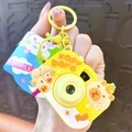 Mignon porte-clés caméra capybara en caoutchouc souple pour sacs et accessoires - Caméra Projecteur Kapibala - Jaune