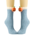 Detail von blauen Korallenfleece-Socken mit süßer orangefarbener 3D-Kürbis-Puppenverzierung - Kürbiskopf / Blau