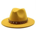 Vue détaillée du chapeau en feutre de laine jaune avec ruban en similicuir et rivets - M (56-58cm) / Jaune