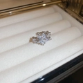 Dettaglio di orecchino a clip a stella in argento con zirconi in scatola regalo - Combo Clip Orecchio Stella Cuore / Argento