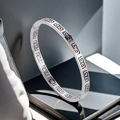 Dettaglio macro del bracciale argento con motivo a chiave greca e design traforato - Argento