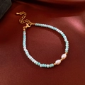 Detalle de pulsera de cuentas de amazonita con perlas blancas y cierre dorado - Pulsera-Azul