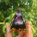 Pyramide d'orgone avec sphère d'améthyste, pierres noires et feuille d'or fait main - Style 22