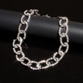 Detalle de una cadena de eslabones cubanos de plata brillante con pedrería de cristal - Plateado