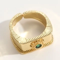 Verstellbarer Ring mit 14K Goldbeschichtung, grünem Zirkon und texturierten Rändern - Grüner Zirkonia (JZ0166-2)