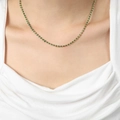 Elegante collar de titanio chapado en oro con cuentas de esmalte verde oscuro - Collar de Esmalte Verde / Dorado
