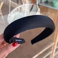Serre-tête rembourré en satin noir avec étiquette faite main pour coiffure élégante - Noir