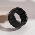 Detailaufnahme des schwarzen matten geometrischen Armbands mit moderner Textur-Oberfläche - Schwarz
