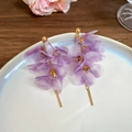 Detail von böhmischen lila Stoffblumen Quastenohrringen mit goldfarbenem Tropfen - Lila/Gold