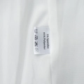Détail de l'étiquette d'entretien d'une robe blanche en 95% polyester et 5% élasthanne - S / 95% Polyester + 5% Élasthanne / Blanc
