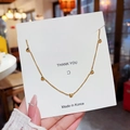 Elegante collana con nappa a cuore in oro e ciondoli su una catena delicata per donne - Oro