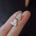 Eleganti orecchini a lobo a cuore con pietre a goccia e perle su base dorata - Cuore di Perla e Zirconi