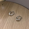 Pendientes de gota de plata de ley 925 pulida sobre fondo de madera clara lisa - Hebilla de Oreja de Gota de Agua Exquisita / Plateado