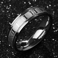 Anillo de acero inoxidable plateado pulido con números romanos en fondo negro - US 5 / Color Acero
