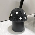 Détail du sac de soirée en forme de champignon orné de strass noirs et blancs scintillants - Noir