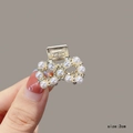 Detail view of a 2cm golden metal hair claw clip featuring pearls in a bow shape - 8-Shape Pearl