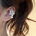 Γαλλικό σκουλαρίκι ear cuff λουλούδι με πέρλες και στρας φορεμένο στο αυτί σε σαμπανιζέ τόνους - Σκουλαρίκι Ear Cuff - Ασημί