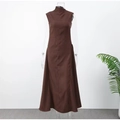Dunkelbraunes ärmelloses Maxikleid mit Stehkragen und eleganten symmetrischen Falten - S / Dunkelbraun