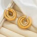Schicke goldene Creolen im Croissant-Stil auf beigem Samt und Seidenhintergrund - Spiral-Croissant-Stil (MS-205 Gold) / Gold