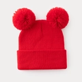Berretto in maglia rossa da donna con due pompon di pelliccia su uno sfondo bianco puro - Rosso