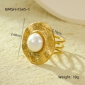 Dettaglio macro dell'anello in oro 18K con perla e fascia con design traforato a tre linee - Oro