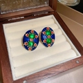 Pendientes vintage con flores de esmalte azul y verde en un joyero de madera elegante - Ovalado Floral Azul Verde