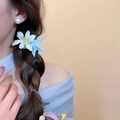 Detailansicht einer schicken Haarspange mit blauem Seestern und weißer Blume auf einem Zopf. - Seestern Meeres Element Stil (67#) / Blau
