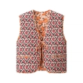 Λεπτομέρεια από το vintage καπιτονέ φλοράλ γιλέκο με ραφές και κλείσιμο με κορδόνι - Κόκκινη Μαργαρίτα