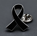 Pin de solapa con lazo negro de esmalte y borde plateado para duelo y conciencia - Mediano / Negro