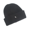 Détail d'un bonnet en tricot noir avec une lettre R blanche brodée sur le revers - Taille unique / Noir