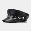Dettaglio laterale di cappello militare in pelle nera con catena argentata ed emblema - M (56-58cm) / Stile a Catena Nero