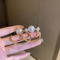 Pendientes de aro en C dorados con perlas sintéticas y cristales para un estilo moderno - Pendientes Geométricos de Perlas Doradas