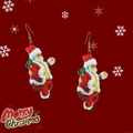 Detailansicht der Weihnachtsmann-Ohrringe aus Acryl mit festlichem Schneeflocken-Design - Rot
